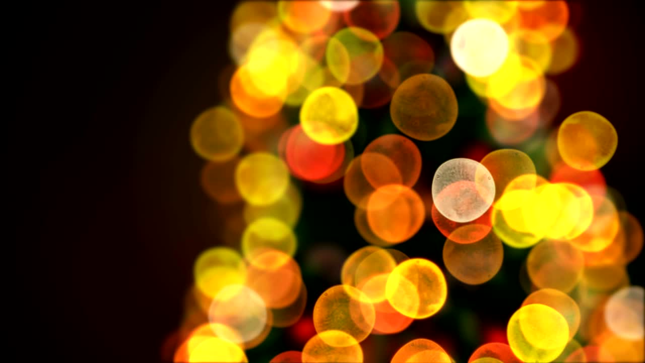 girando las luces del árbol de navidad parpadeando de cerca en bokeh borroso. animación 3d en bucle. tarjeta de felicitación animada. feliz navidad y feliz año nuevo concepto.