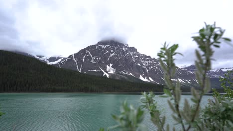 Paisaje-Con-El-Lago-De-Aves-Acuáticas-Y-Una-Montaña-Nevada-Detrás-En-Las-Montañas-Rocosas-Canadienses