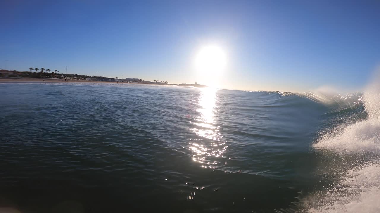 surfista disfrutando del surf en el mar en un día soleado