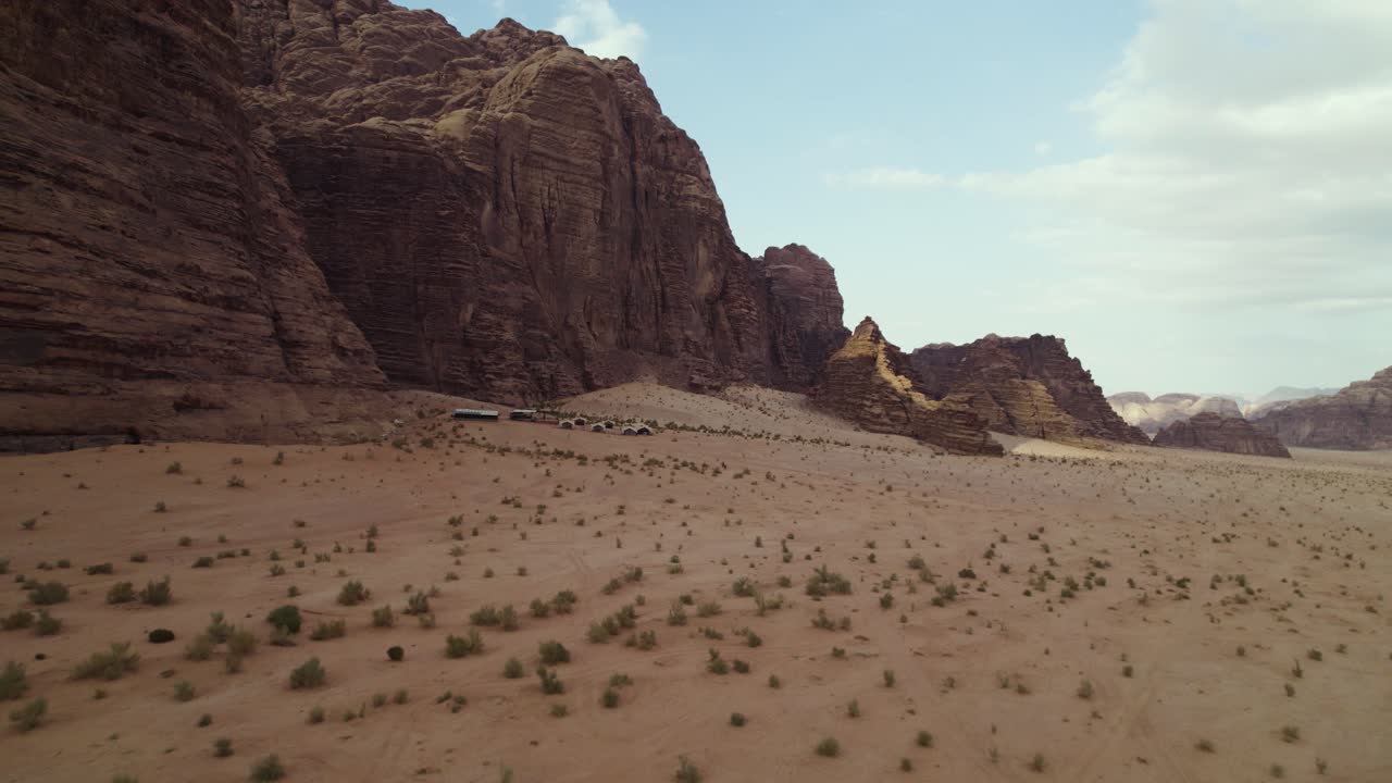 Valle sabbiosa nel deserto del Wadi Rum in Medio Oriente, Giordania, veduta aerea con drone