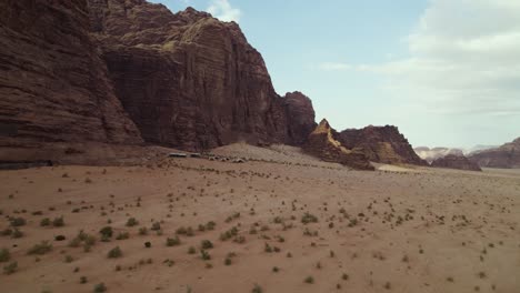 Valle-Arenoso-En-El-Desierto-De-Wadi-Rum-En-Oriente-Medio,-Jordania,-Vista-Aérea-De-Drones