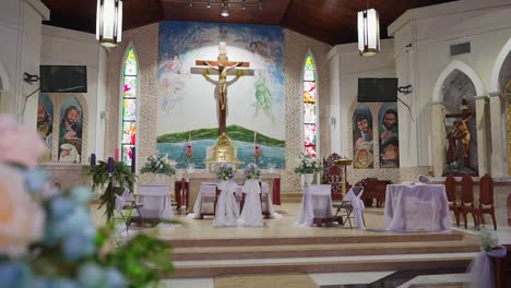 fotografía creativa de decoraciones de bodas dentro de la iglesia