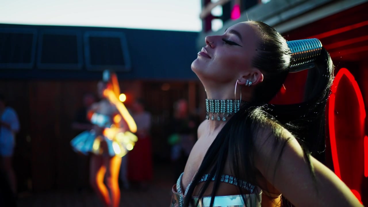 Giovane donna che balla in costume futuristico in discoteca