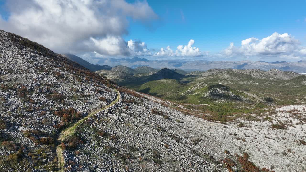 산책로가 있는 산악 풍경