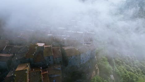 Ciudad-Antigua-En-La-Cima-De-La-Montaña-Rocosa-En-Pitigliano-Durante-El-Brumoso-Amanecer-En-Grosseto,-Toscana,-Italia