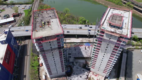 Städtische-Ansicht-Von-Zwei-Hochhausähnlichen-Gebäuden-Nahe-Autobahnbrücke,-Skytops,-Nyc