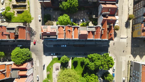 birdseye antena inclinada hacia abajo sobre las fantásticas calles históricas del casco antiguo de gdansk, polonia
