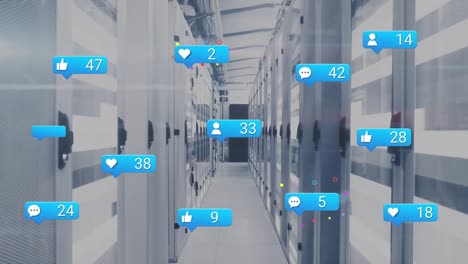 animación de iconos de redes sociales y senderos de luz contra la sala del servidor de la computadora.