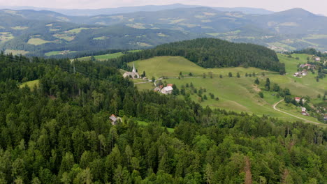 pchnięcie z powietrza nad lasem z widokiem na górzysty region prevalje w północnej słowenii