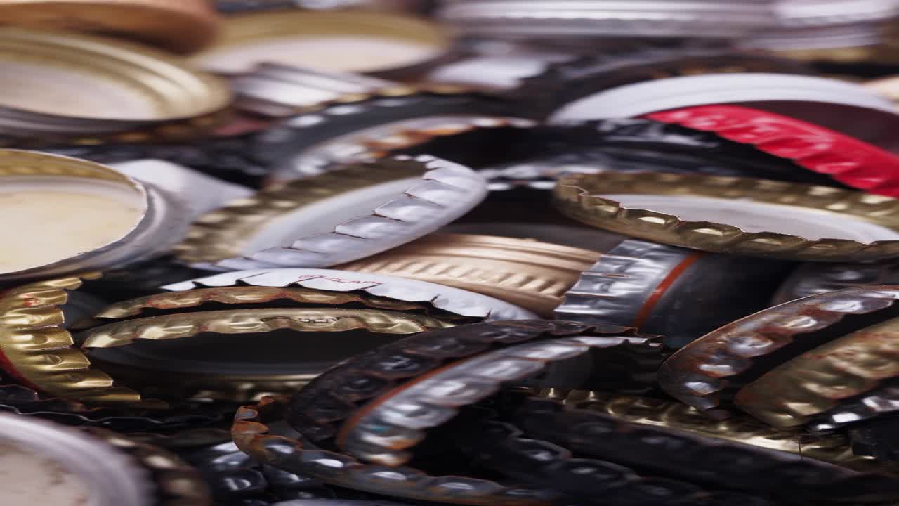 montón de tapones de botellas usados