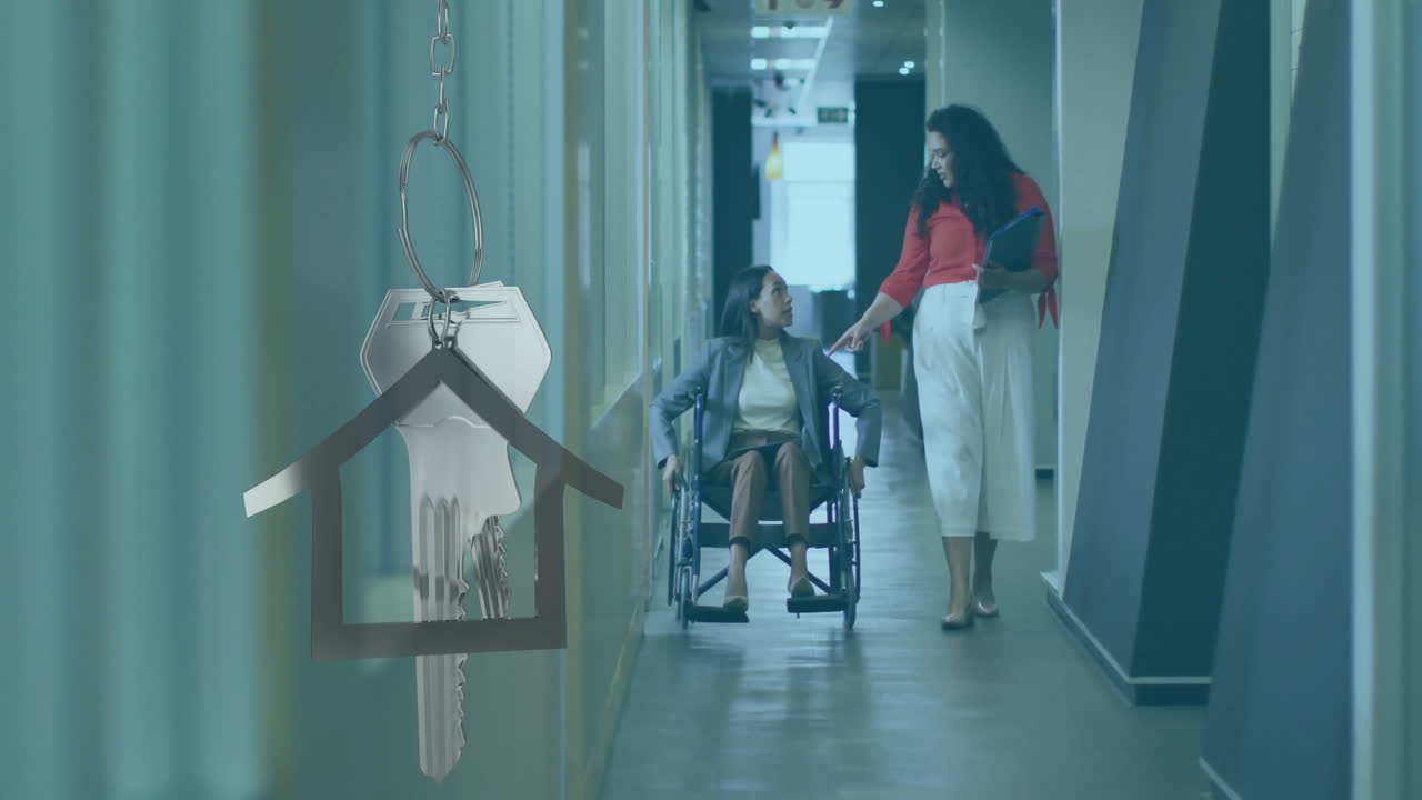 animación de casa y llave sobre mujer de negocios biracial en silla de ruedas con colega en la oficina
