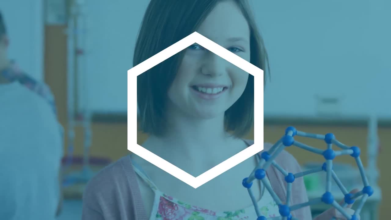 animación de formas blancas sobre una colegiala caucásica sonriente con un modelo