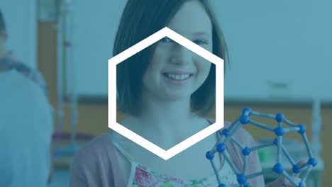 animación de formas blancas sobre una colegiala caucásica sonriente con un modelo