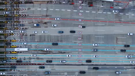 空からの忙しい高速道路の眺め