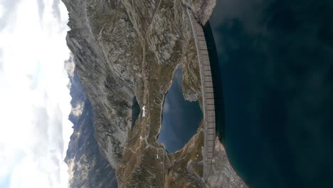 Vista-Aérea-De-La-Presa-Que-Separa-El-Lago-Naret-Y-El-Lago-Scuro-En-Suiza