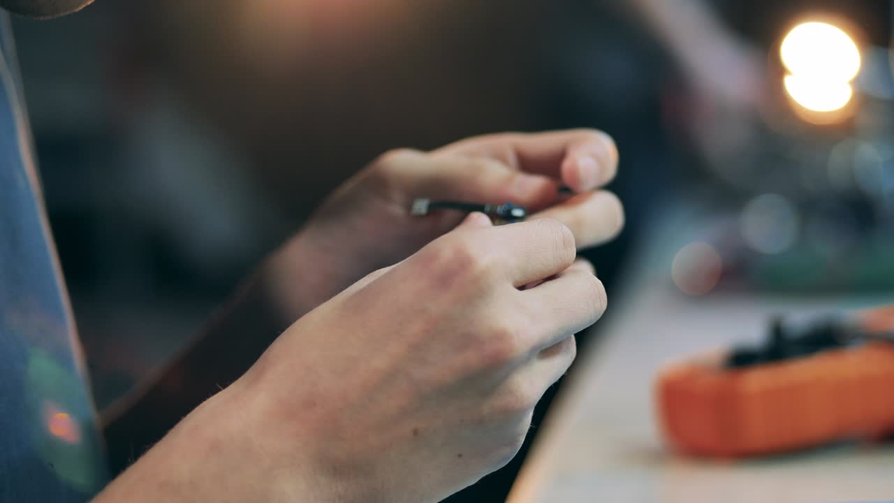 cierre de un circuito en manos de un especialista masculino