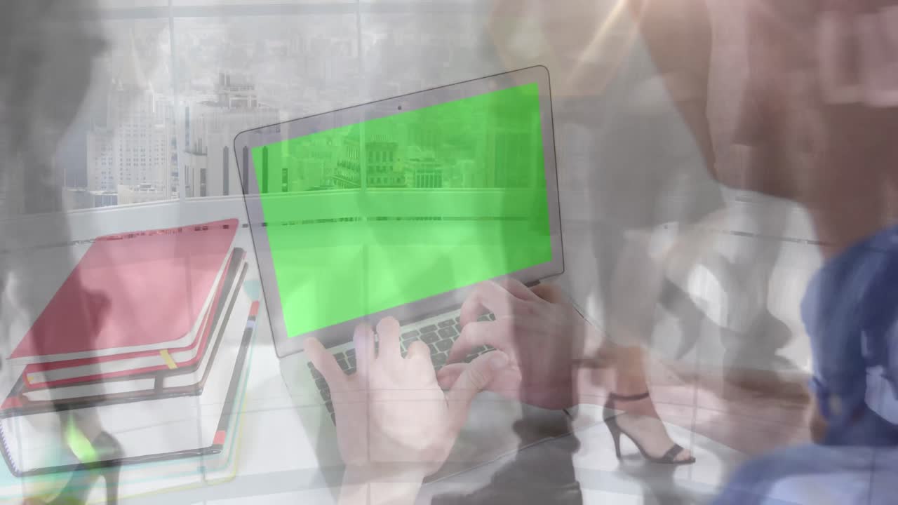 animación de un hombre usando una computadora portátil con pantalla verde sobre pasajeros acelerados caminando en un edificio moderno