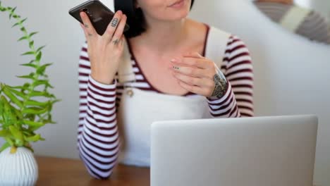 mujer usando teléfono móvil en casa 4k