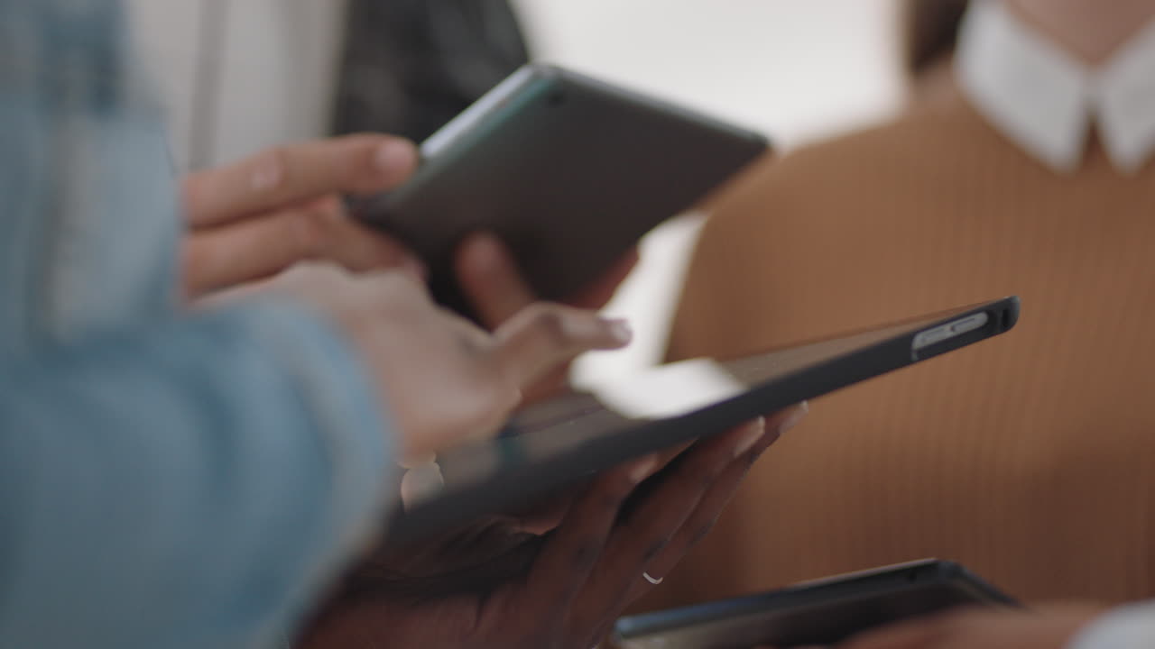 cerrar las manos usando computadoras tablet digitales gente de negocios creativa reuniéndose compartiendo datos intercambiando ideas para proyectos disfrutando del trabajo en equipo en la oficina de inicio