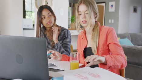 diversas adolescentes felices amigas usando computadora portátil y aprendiendo juntas en casa, cámara lenta