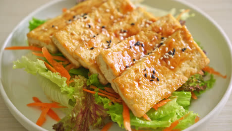 Teriyaki-Tofu-Salat-Mit-Sesam---Veganer-Und-Vegetarischer-Essensstil