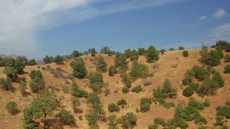 Elevándose-Sobre-Una-Colina-Para-Revelar-Montañas-Y-Valles-En-El-Diverso-Paisaje-Del-Sur-De-California