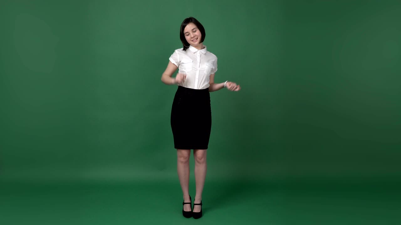 춤을 추는 젊은 여성