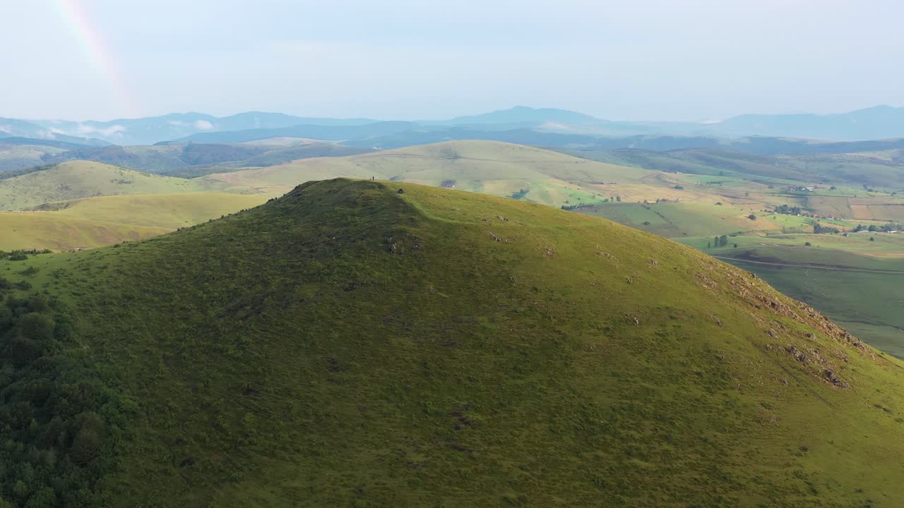 jadovnik 산, 세르비아 시골, 공중의 정상에 산악 자전거 타는 사람