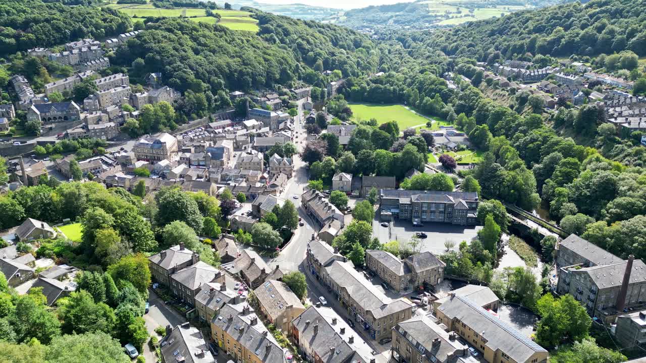Riprese video aeree di una tranquilla città nel Nord dell'Inghilterra, chiamata Hebden Bridge, Halifax, West Yorkshire