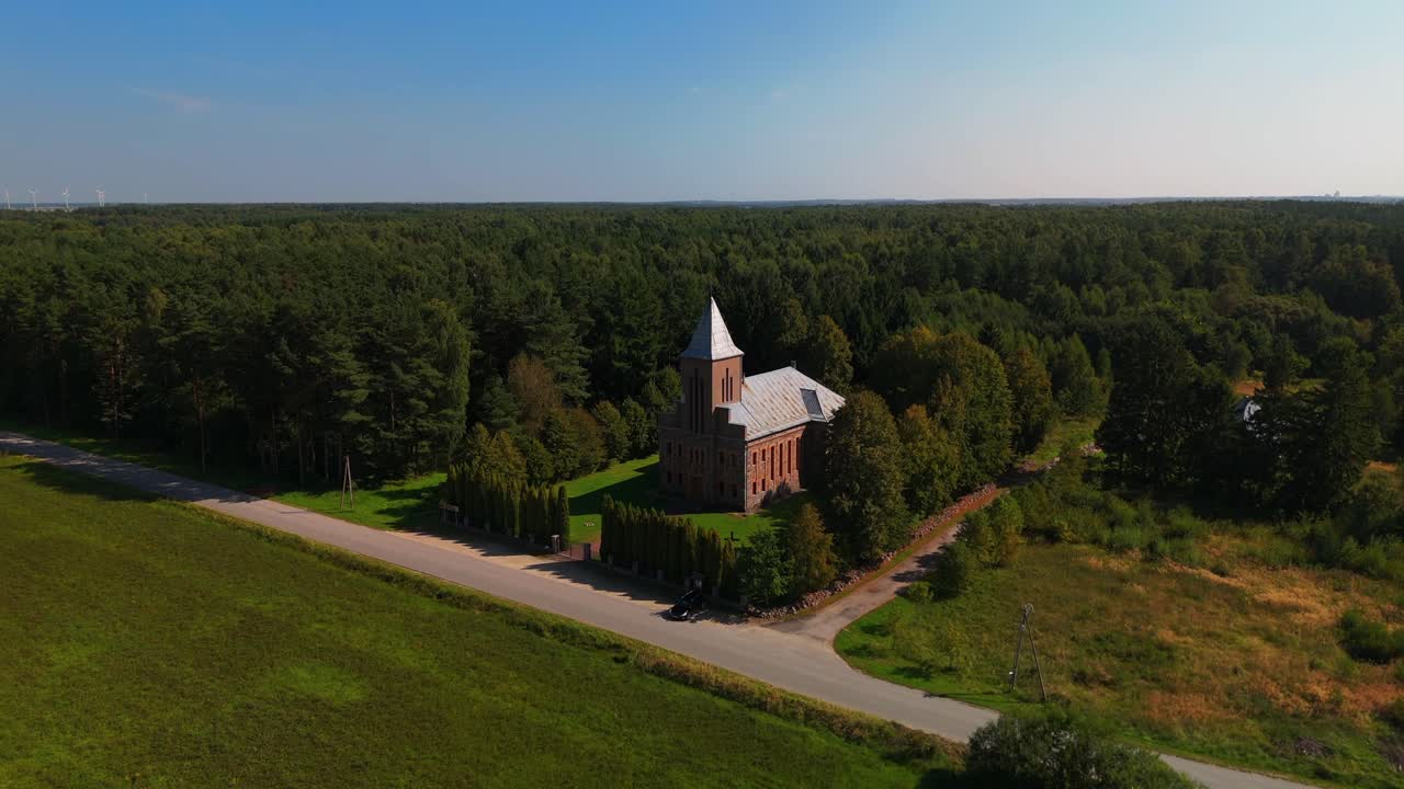 리투아니아의 구름이 가득한 저녁에 숲 한가운데에 있는 외 돌교회의 드론 촬영