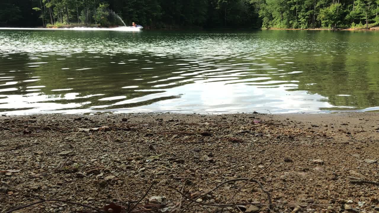 호수 해변을 지나가는 제트 스키