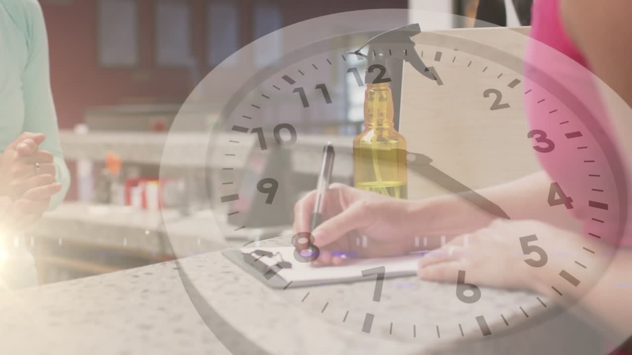 스포츠 의류를 입은 백인 여성의 시계 애니메이션 글쓰기