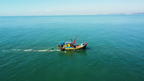 barco de pesca tradicional vietnamita tirando de una red en el mar del sur de china