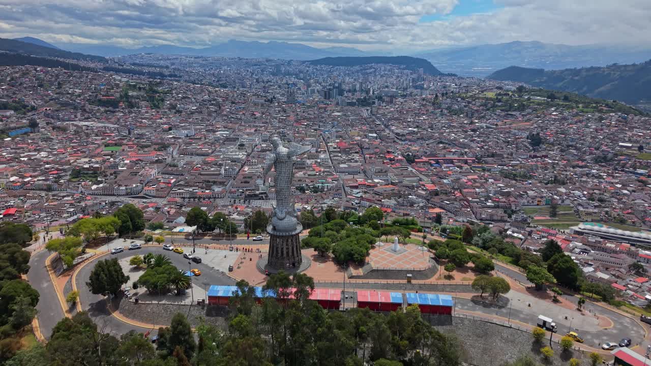Insolita ripresa aerea con drone del punto di osservazione Angel, iniziando da dietro la statua, avvicinandosi prima di sorvolare e rivelare la città sottostante