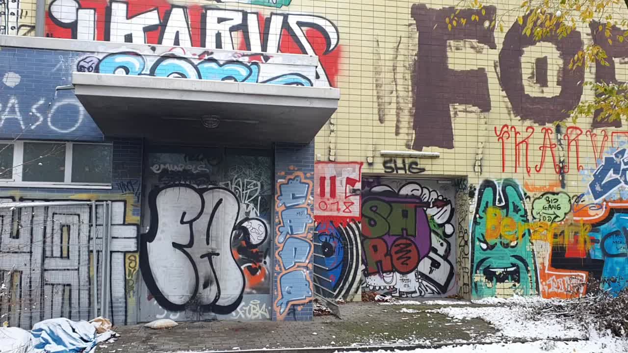 Panoramica a destra e poi in basso su un graffito su un muro a Berlino. HD 30 FPS 6 secondi