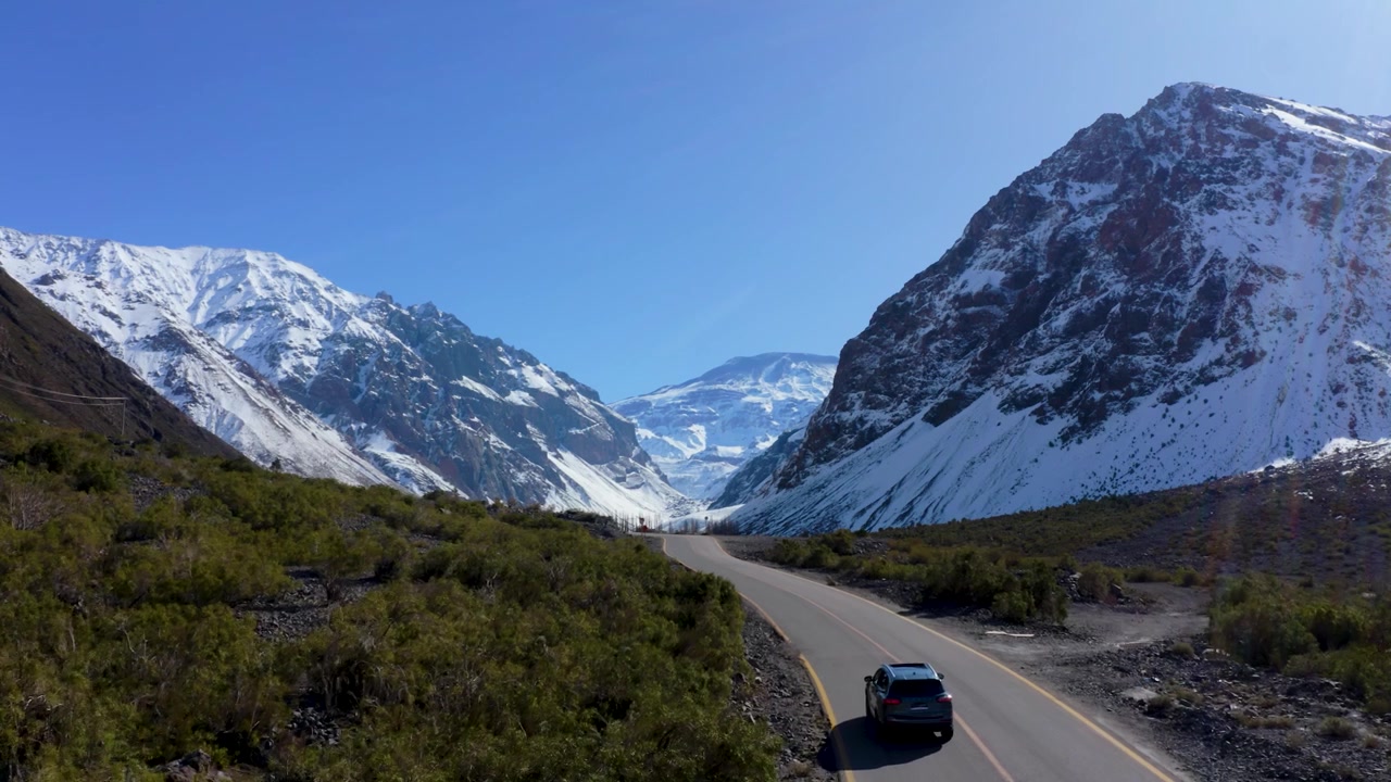 Cile, SUV fuoristrada che guida sull'autostrada di montagna del Cajon del Maipo