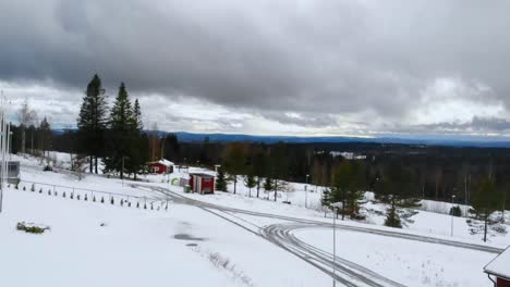 Drohne-Steigt-Von-Einem-Hang-Voller-Schnee-Auf