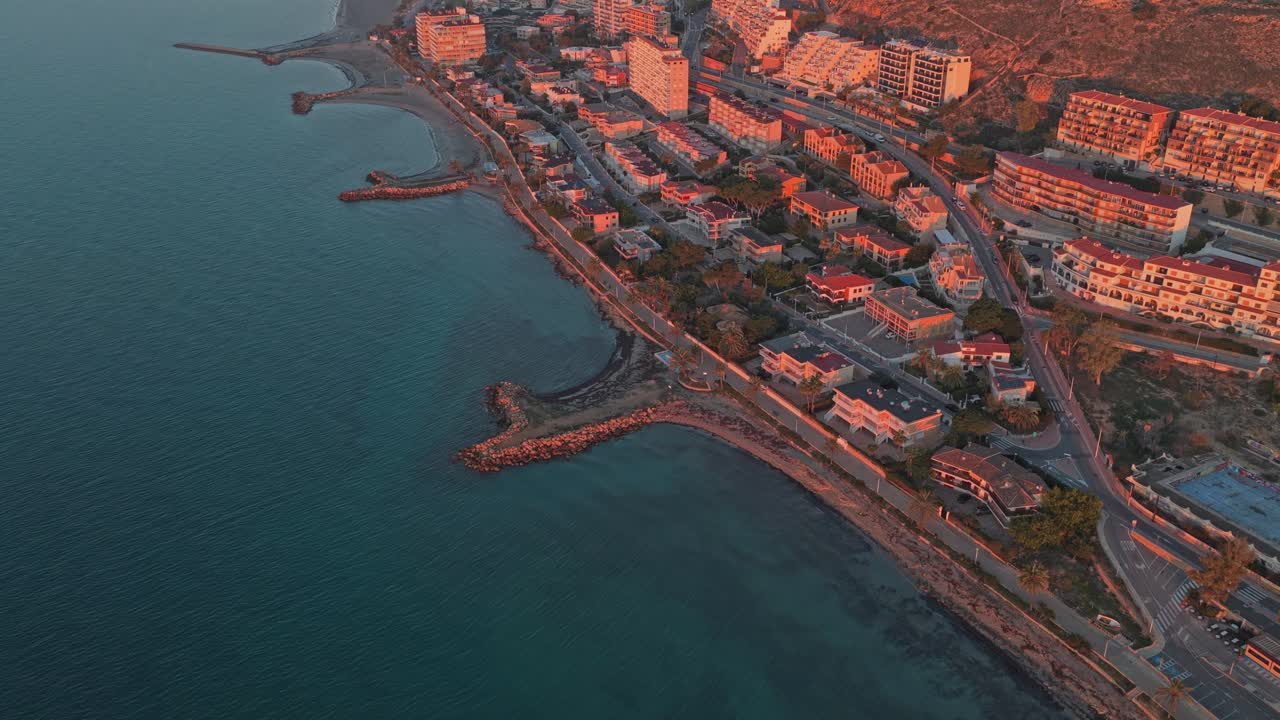Gün doğumunda Santa Pola sahil şeridinin üzerinden uçan havadan görünüm