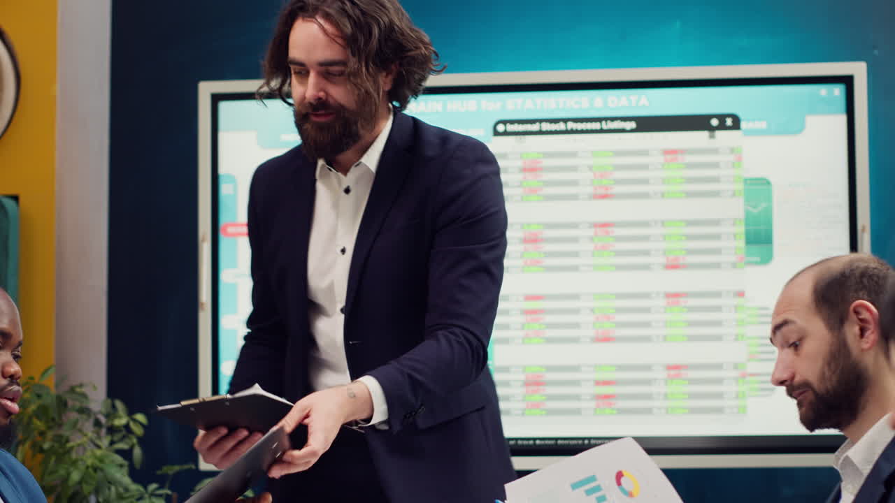 el equipo de puesta en marcha delibera sobre planes estratégicos y proyecciones financieras