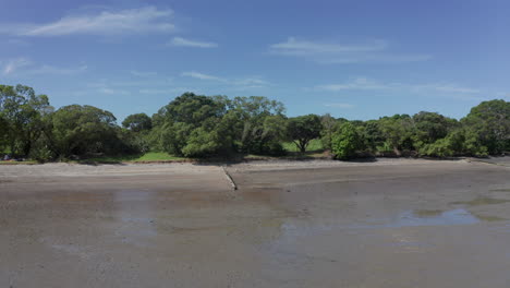 Flug-über-Salzwiesen,-Wasserlebensraum-In-Tahuna-Torea,-Auckland,-Neuseeland