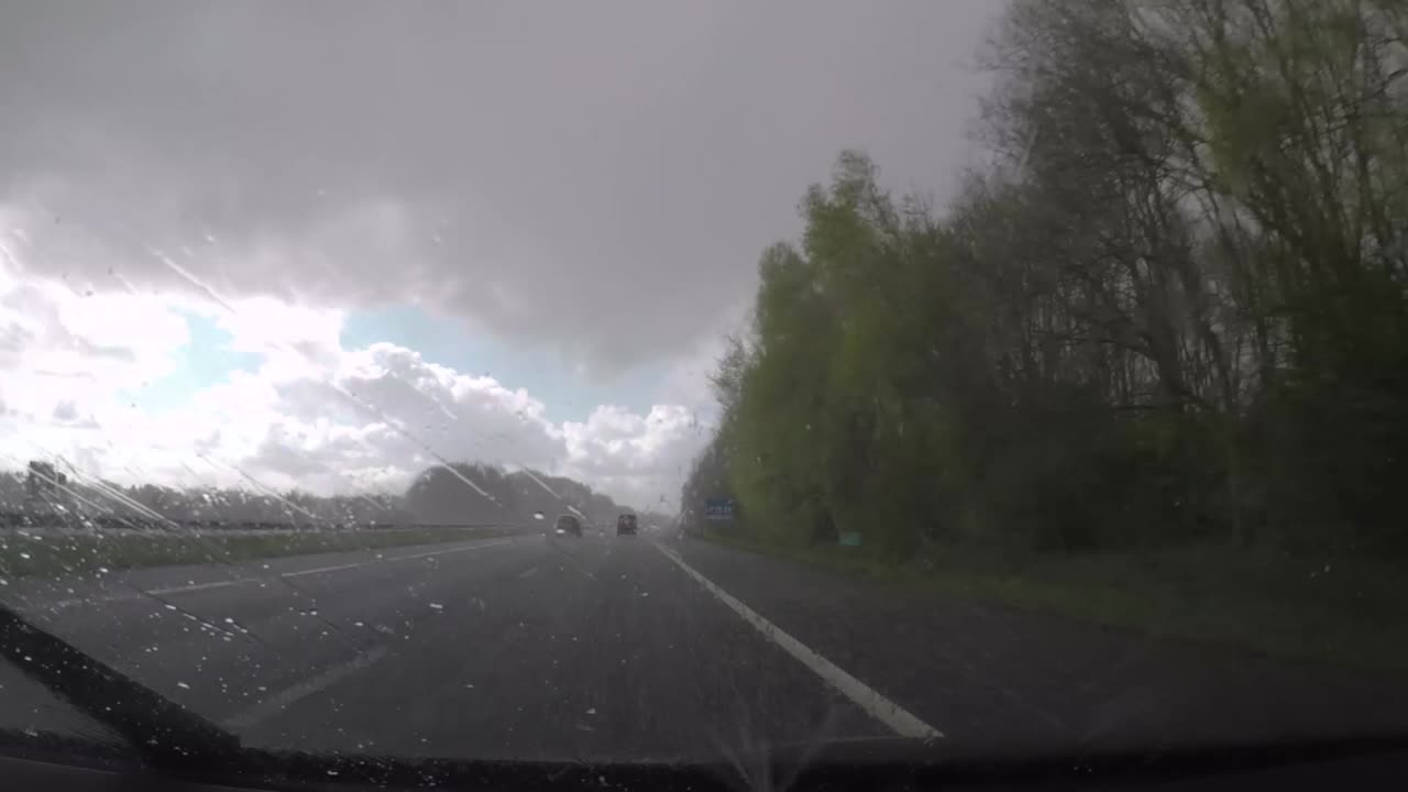 비가 오는 고속도로 운전