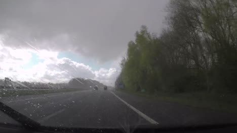 conducción en carretera de lluvia