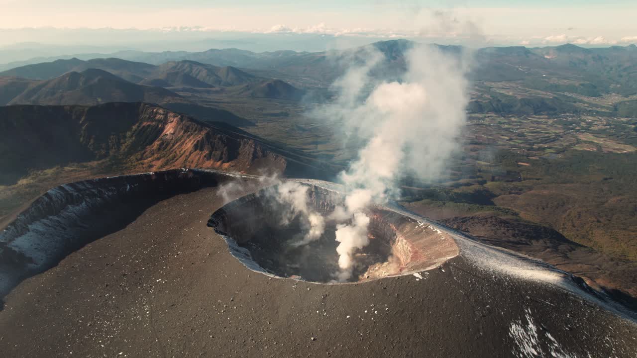 Vista aerea del cratere del vulcano Monte Asama che emette fumo, Giappone, drone, natura.
