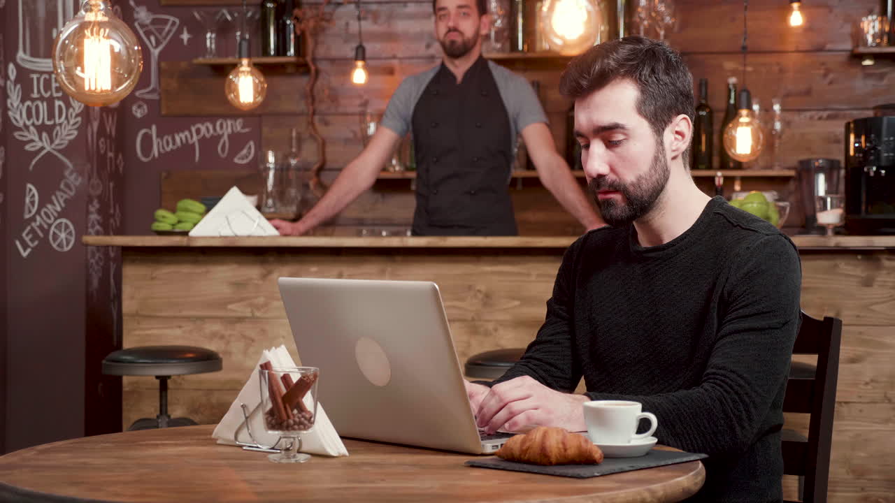 Folk der arbejder på en cafe