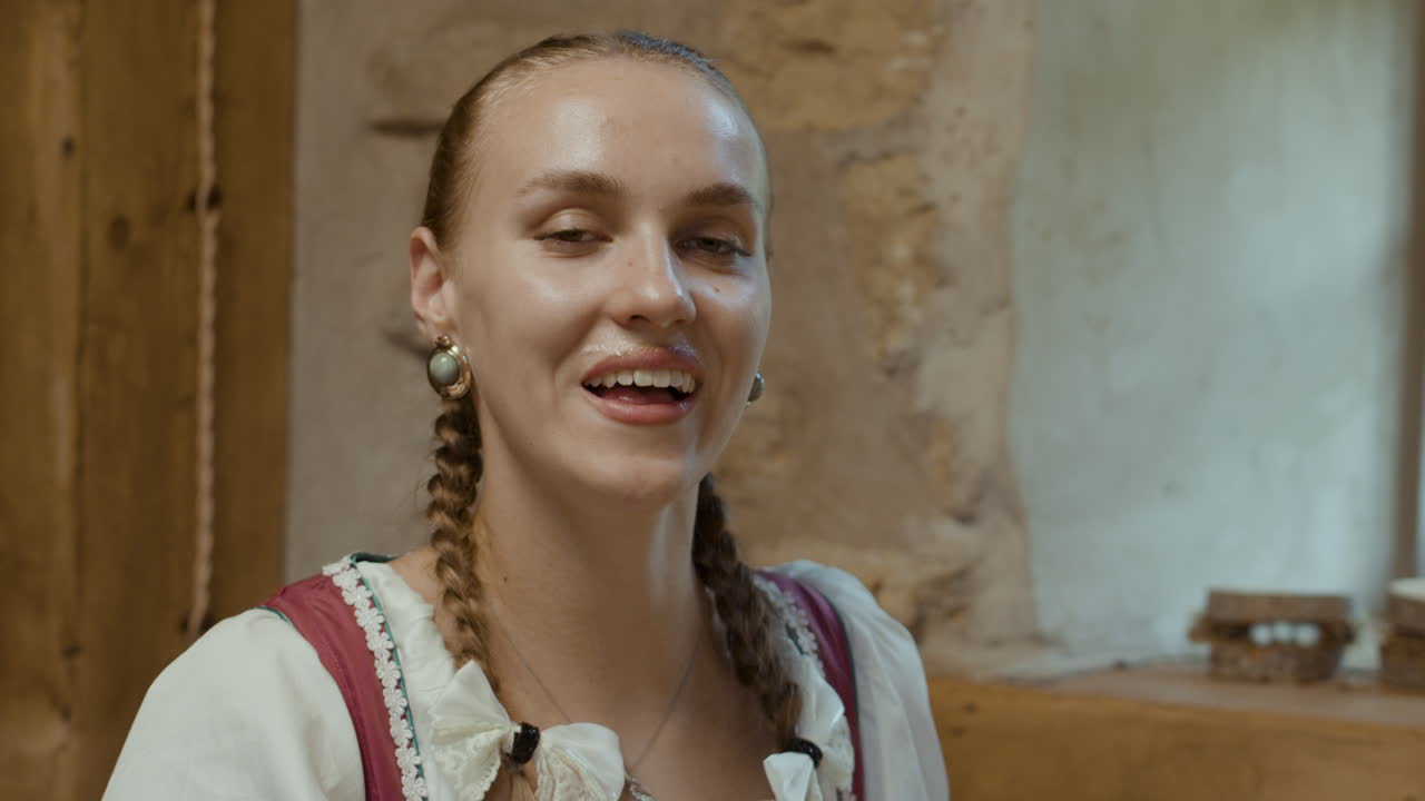 맥주를 마시는 여자