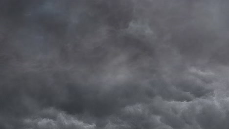 Tormenta-Dramática-Condiciones-Nubosas-Dentro-De-Nubes-Espesas-Y-Oscuras
