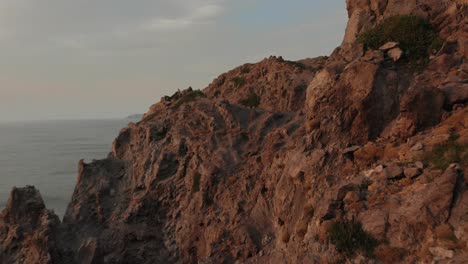 Escarpados-Acantilados-De-La-Isla-De-Patmos-Océano-Agua-Juan-El-Apóstol-Cristianismo-Biblia-Profecía