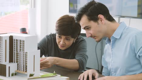 equipo de arquitectos creativos que trabajan juntos en un estudio de arquitectos