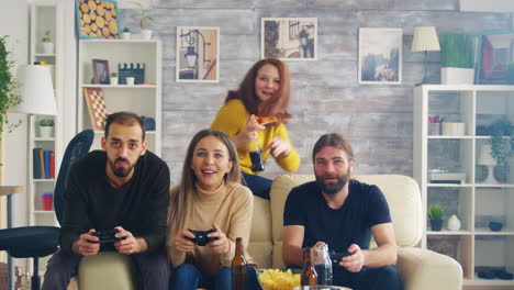 grupo de amigos tratando de golpearse unos a otros mientras juegan videojuegos