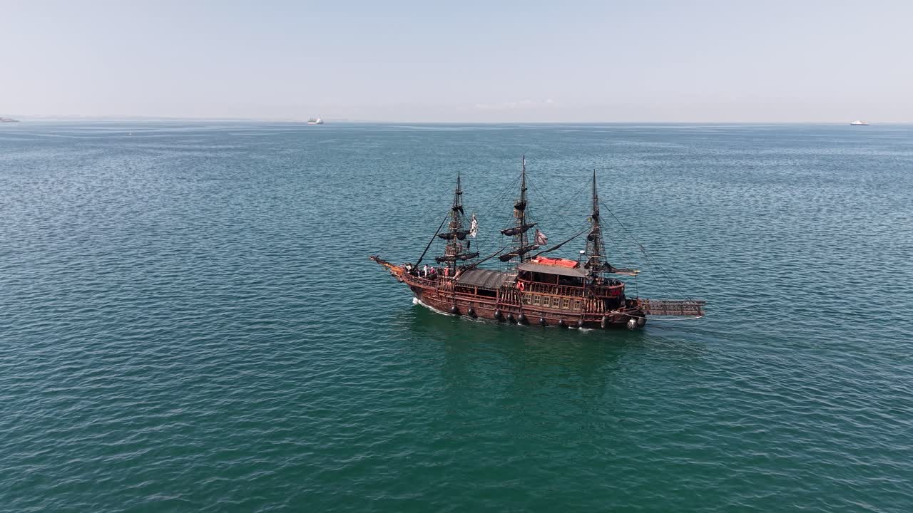 Piratskip flytende, Thessaloniki, Hellas, 05. april 2025